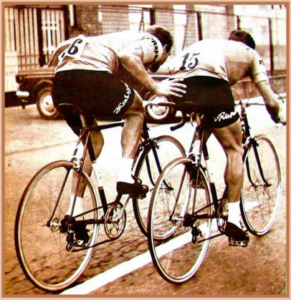 Rudi Altig empujando a Jacques Anquetil en el Trofeo Baracchi 1962