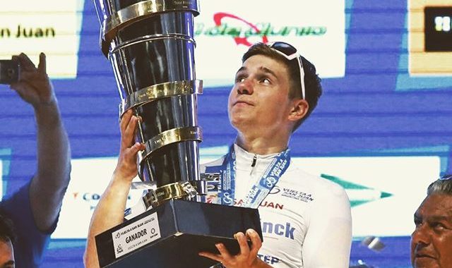 Remco Evenepoel levantando el trofeo que lo acredita con ganador de la Vuelta a San Juan 2020