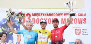 Michael Kukrle en el podium tras ganar la Dookola Mozowsza 2020