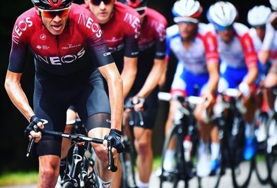 Chris Froome tirando del pelotón en una subida