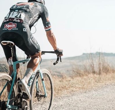 Mathieu Van der Poel corriendo la última Strade Bianche