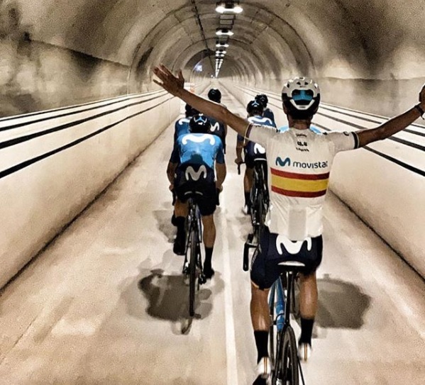 Valverde de espaldas pasando por un túnel el último día que llevaba el maillot de campeón de españa