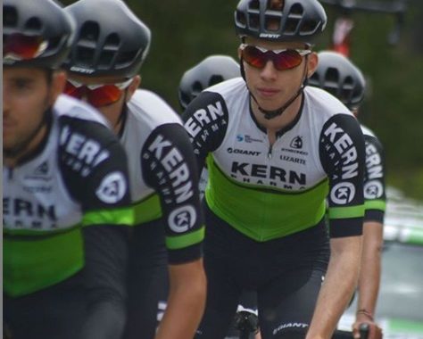 Corredores del equipo Kern Pharma corriendo