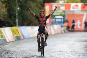 Fotografía de Eli Iserbyt levantando los brazos cuando ganó el ciclocross de Lokeren en 2020