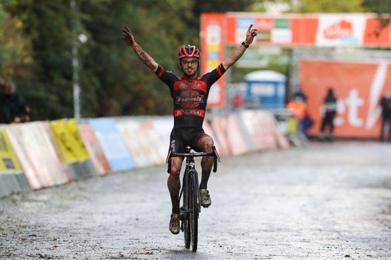 Fotografía de Eli Iserbyt levantando los brazos cuando ganó el ciclocross de Lokeren en 2020